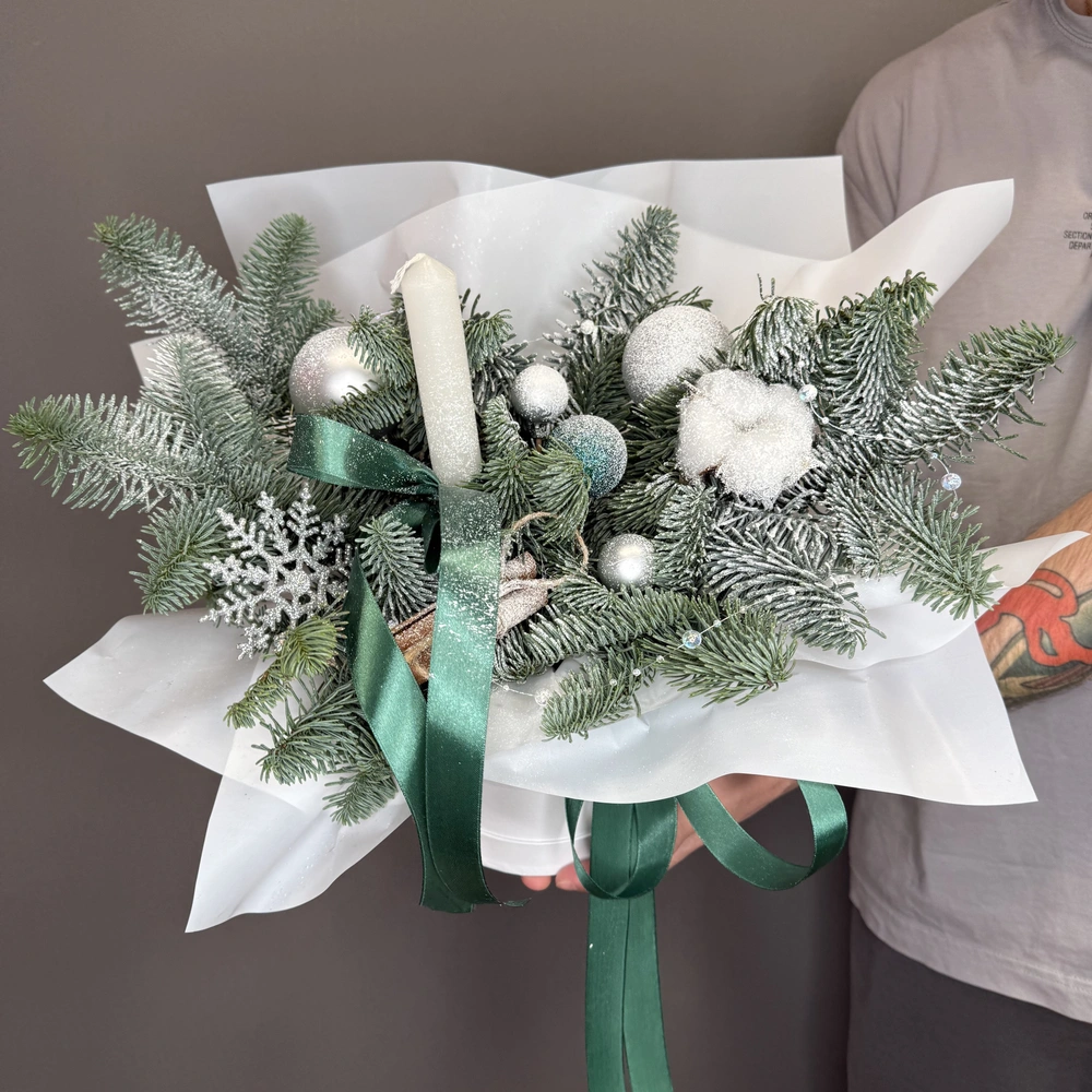 Новогодняя композиция из нобилиса с игрушками