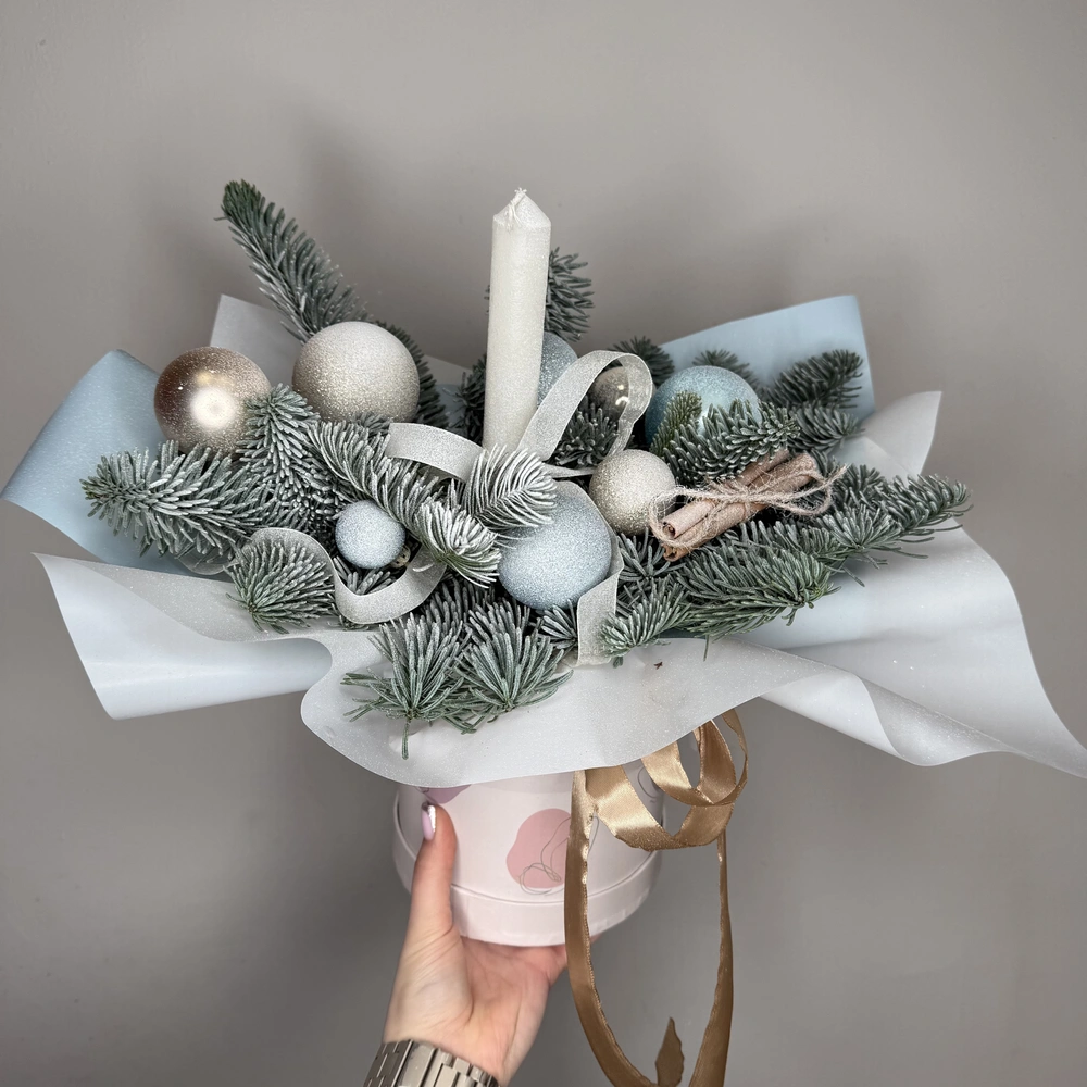 Новогодняя композиция из нобилиса со свечой