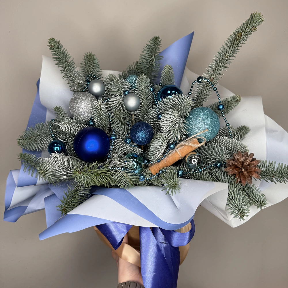Новогодняя композиция из нобилиса с синими шарами
