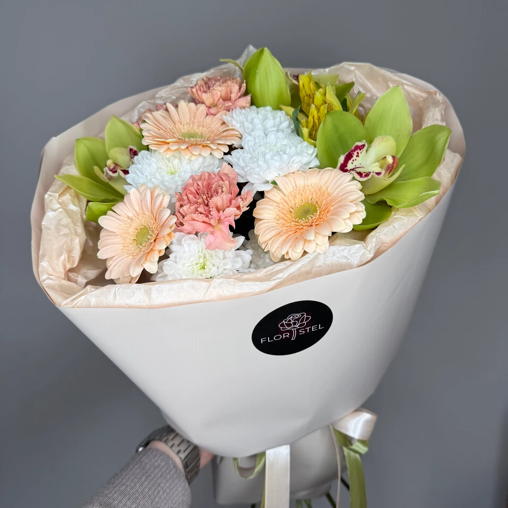 Букет из орхидеи, диантусов и мини гербер