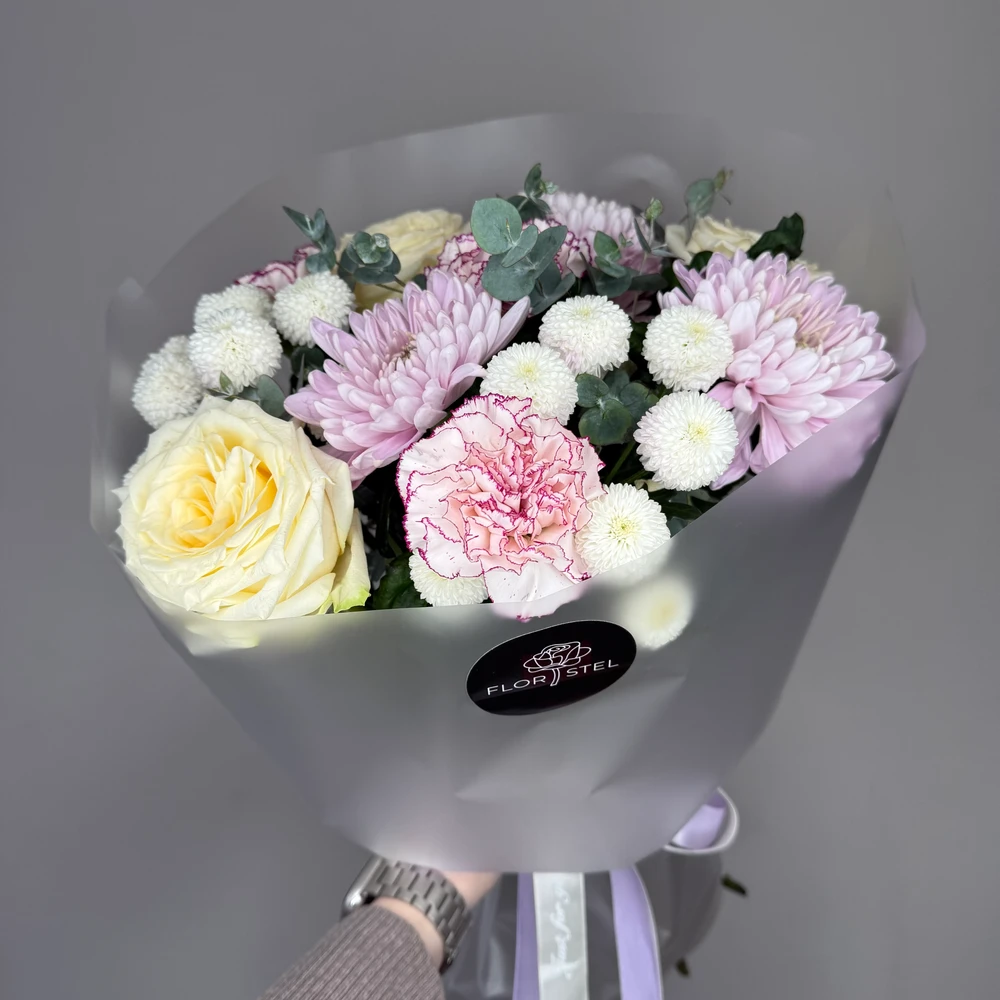 Букет из роз, хризантем и диантусов