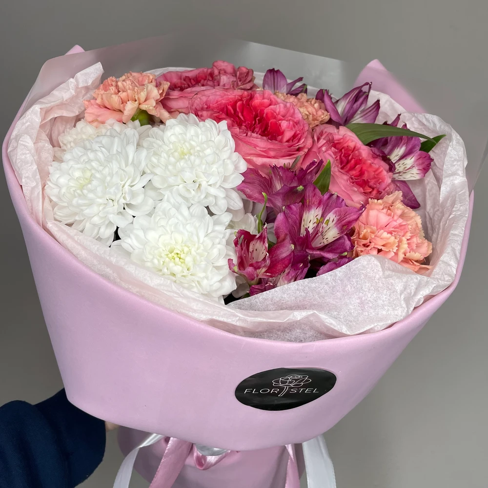 Букет из пионовидных роз, альстиромерий, диантусов и хризантемы