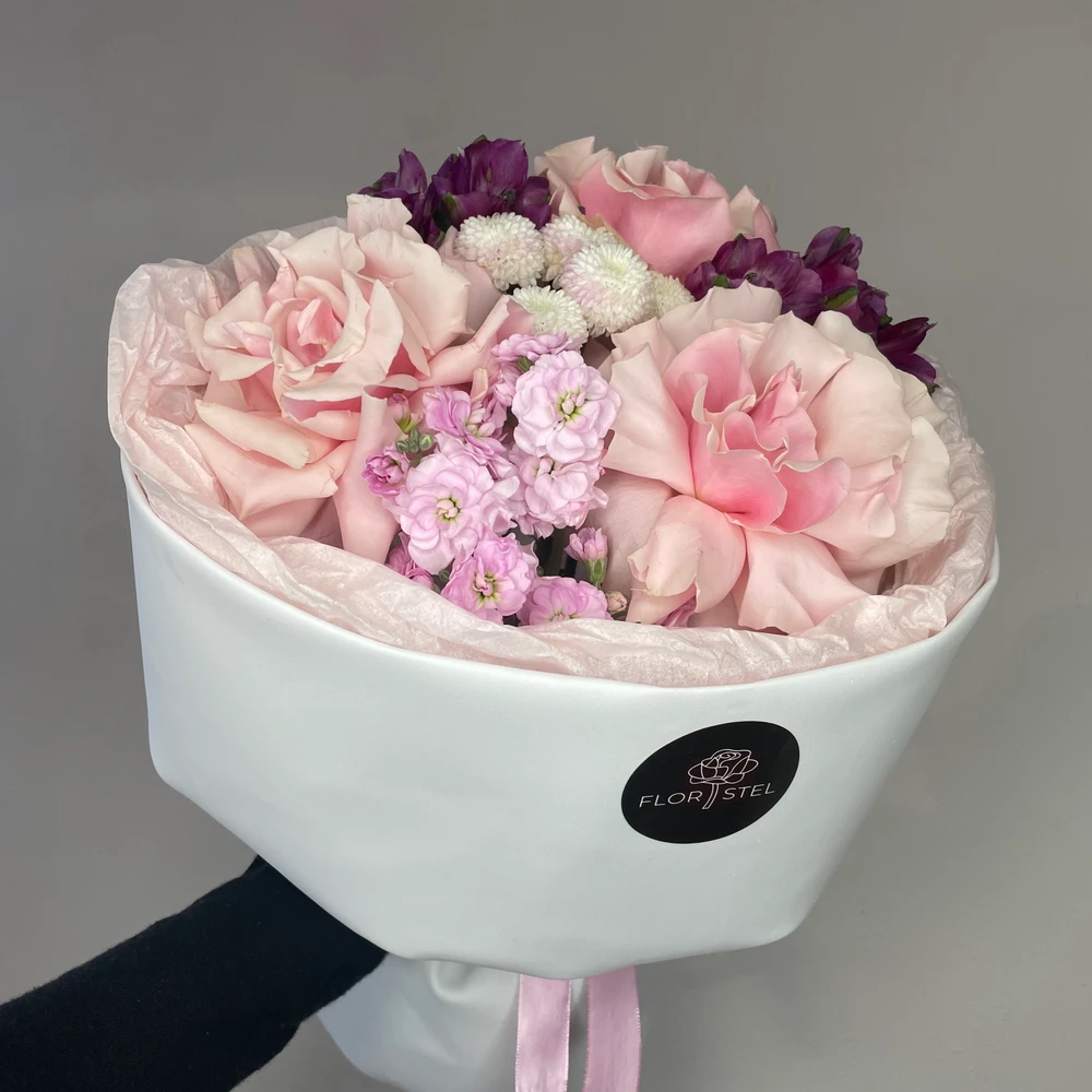 Букет из французских роз, маттиолы и альстромерий