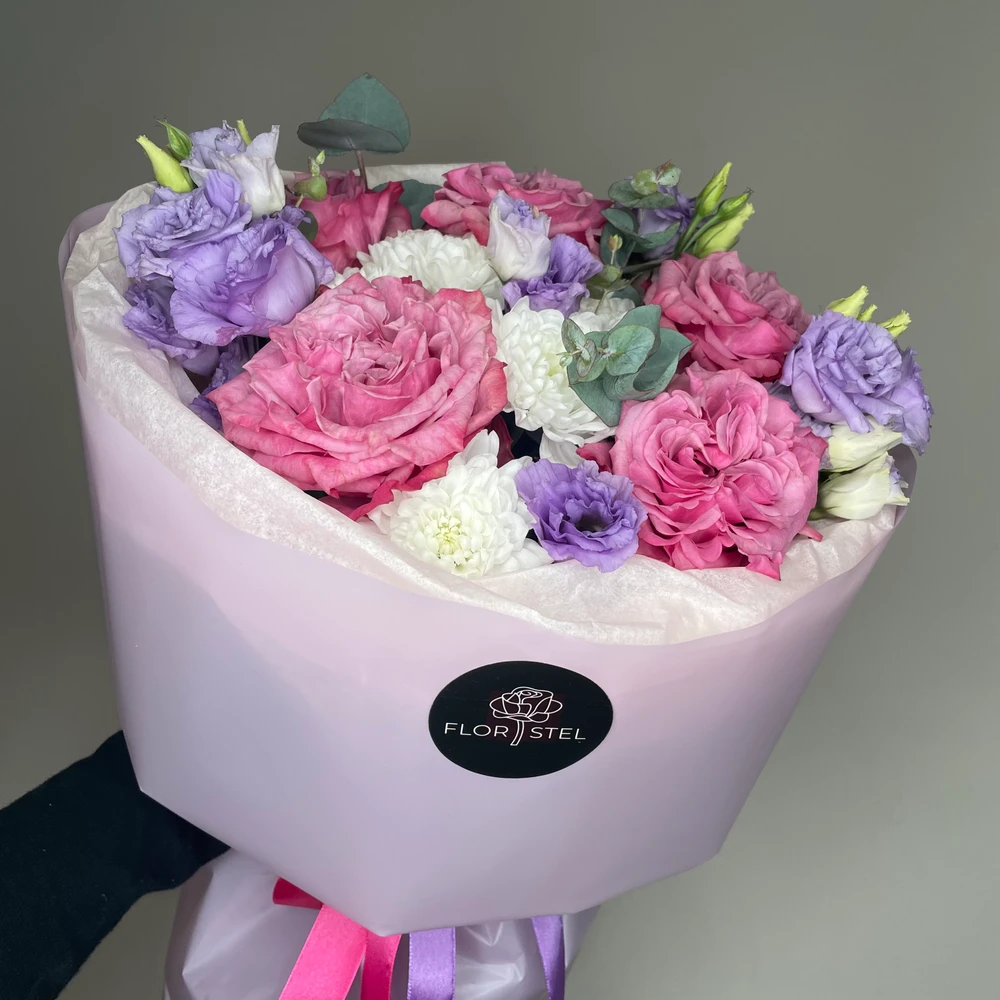 Букет из пионовидных роз и эустомы