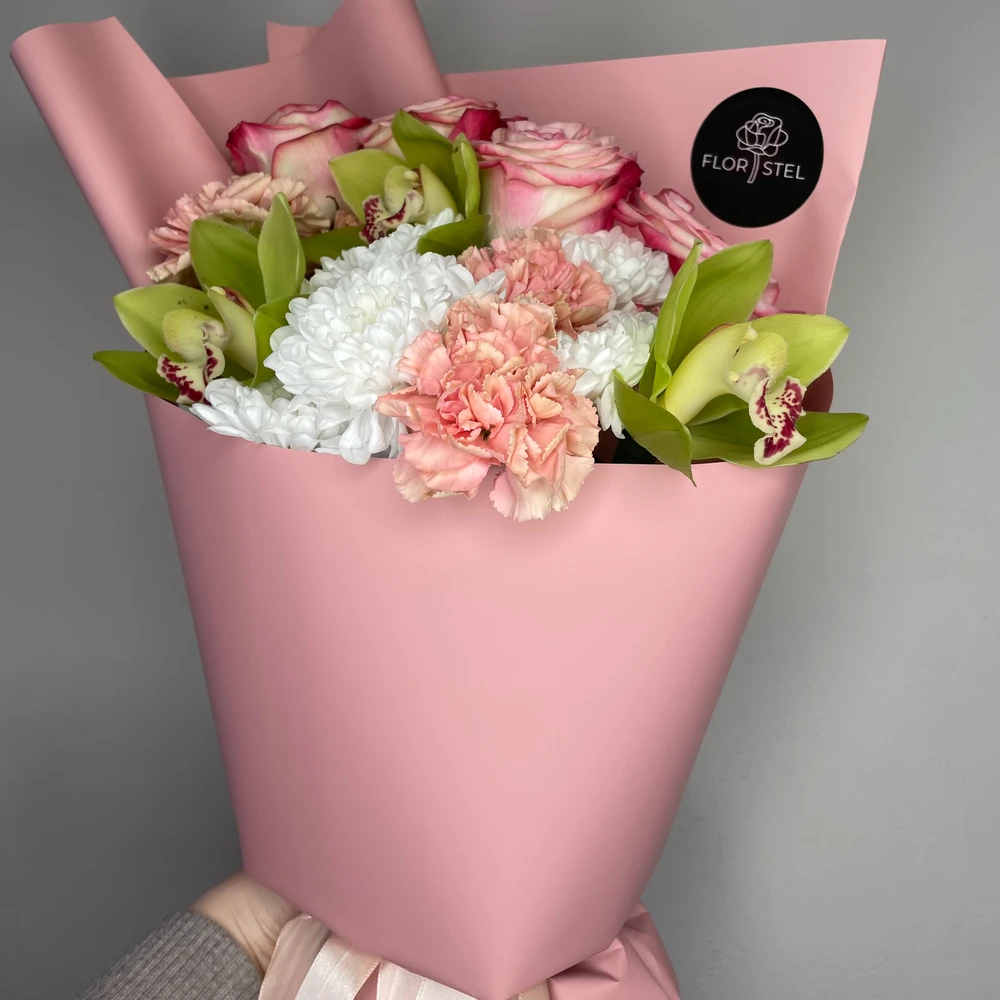 Букет из роз, орхидеи, диантусов и хризантемы