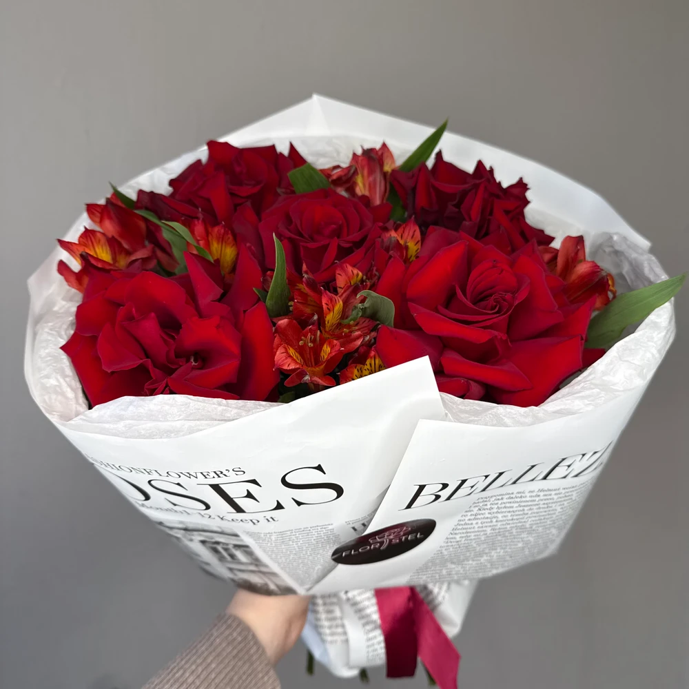 Букет из бордовых французских роз и альстромерий