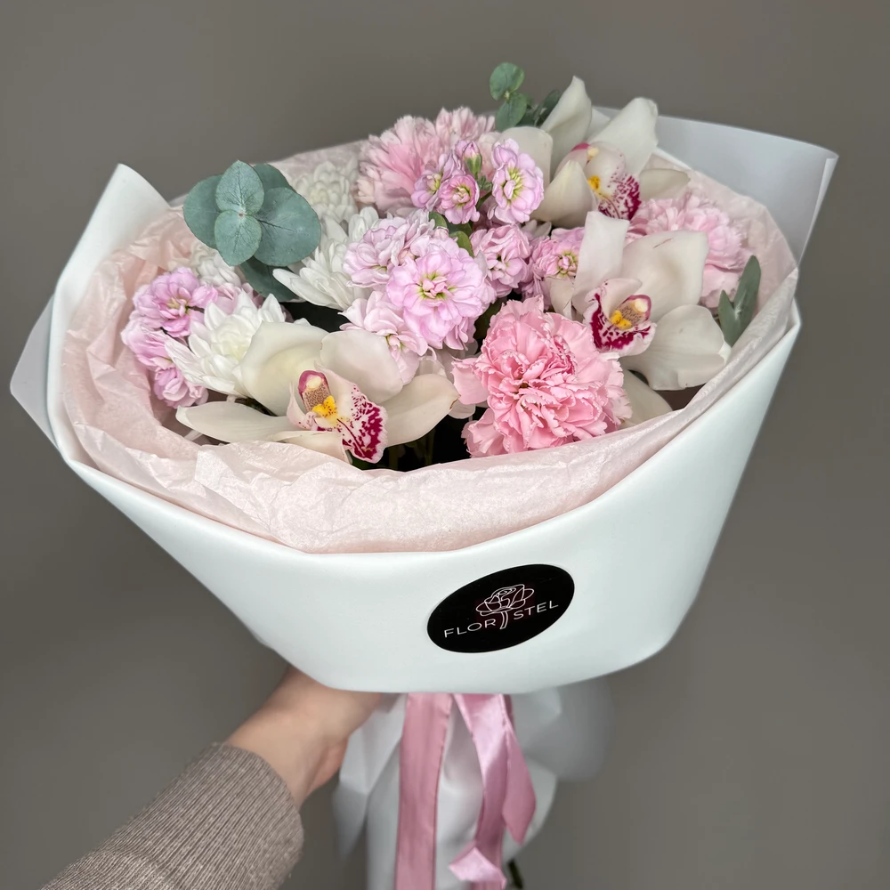 Букет из орхидеи, маттиолы, хризантемы