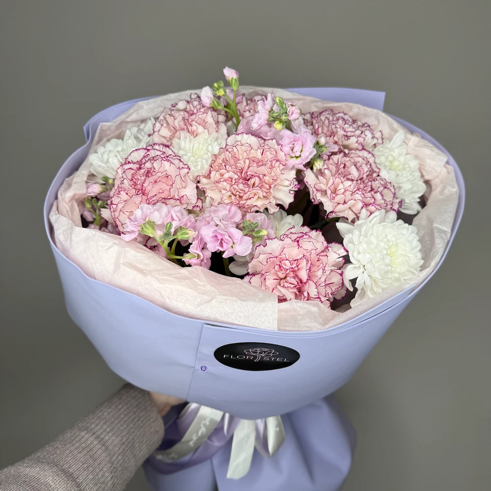 Букет из диантусов, хризантемы и маттиолы