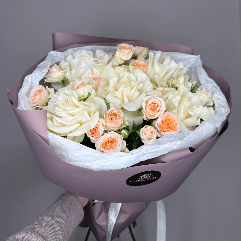 Букет из белых французских роз и кустовых роз