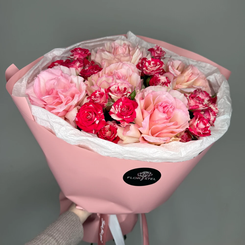 Букет из французских роз и кустовых роз