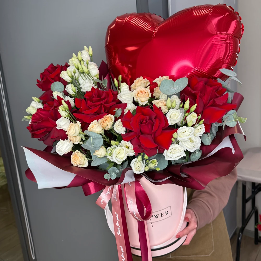 Объемная коробка с цветами и шаром сердце