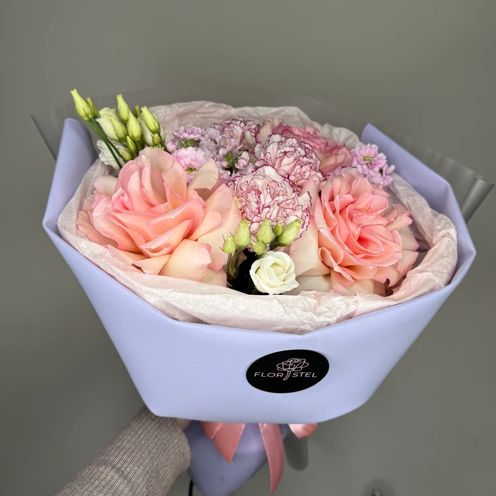 Букет из французских роз, маттиолы и диантусов