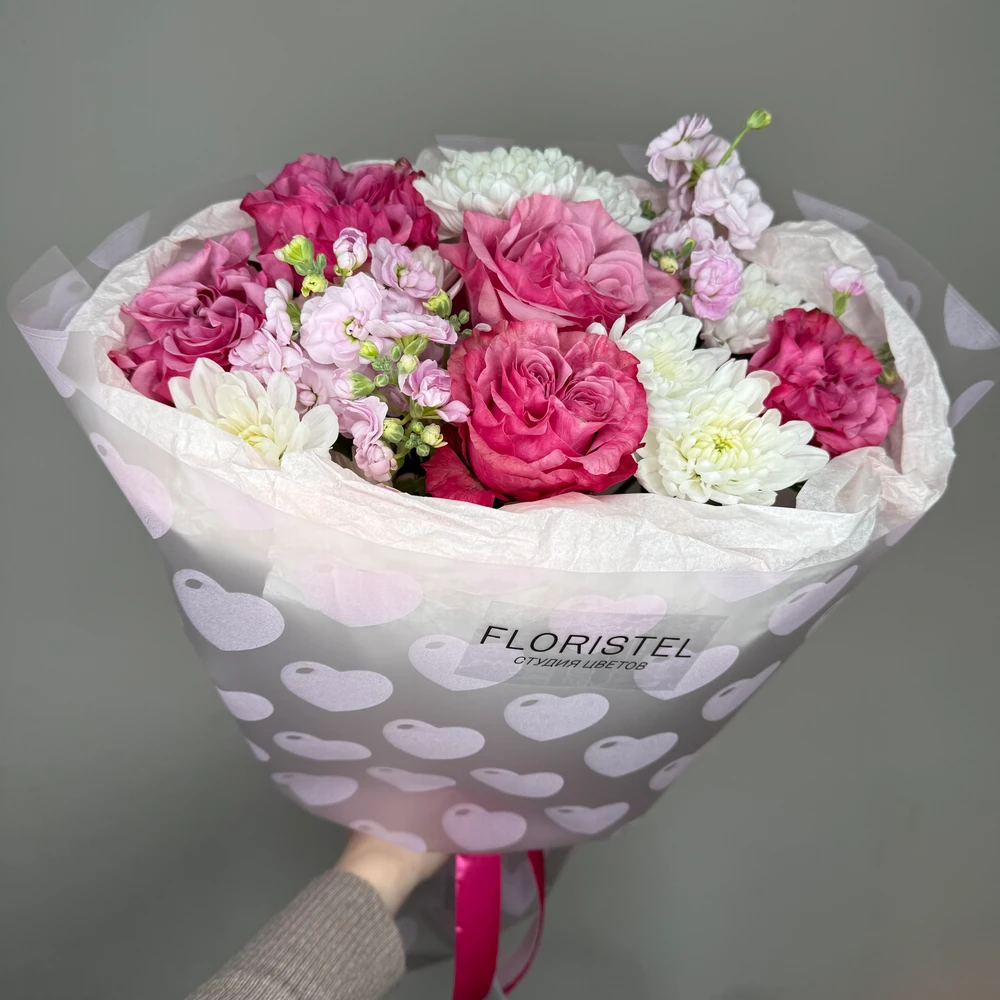 Букет из пионовидных роз, маттиолы и хризантемы