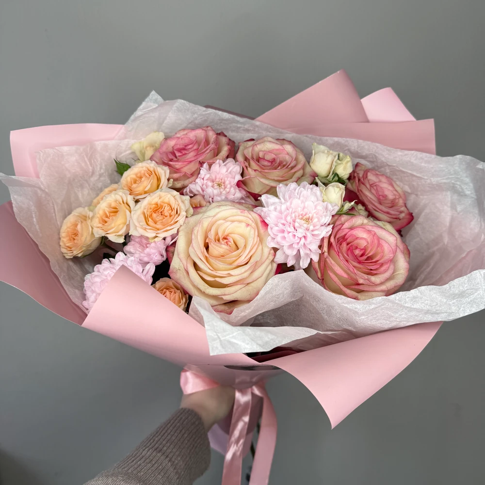 Букет из роз, хризантем, кустовых роз