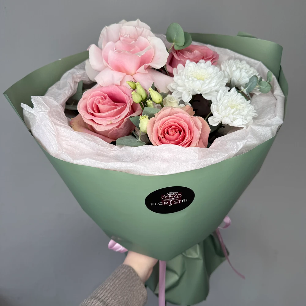 Букет из роз и хризантем с эвкалиптом 