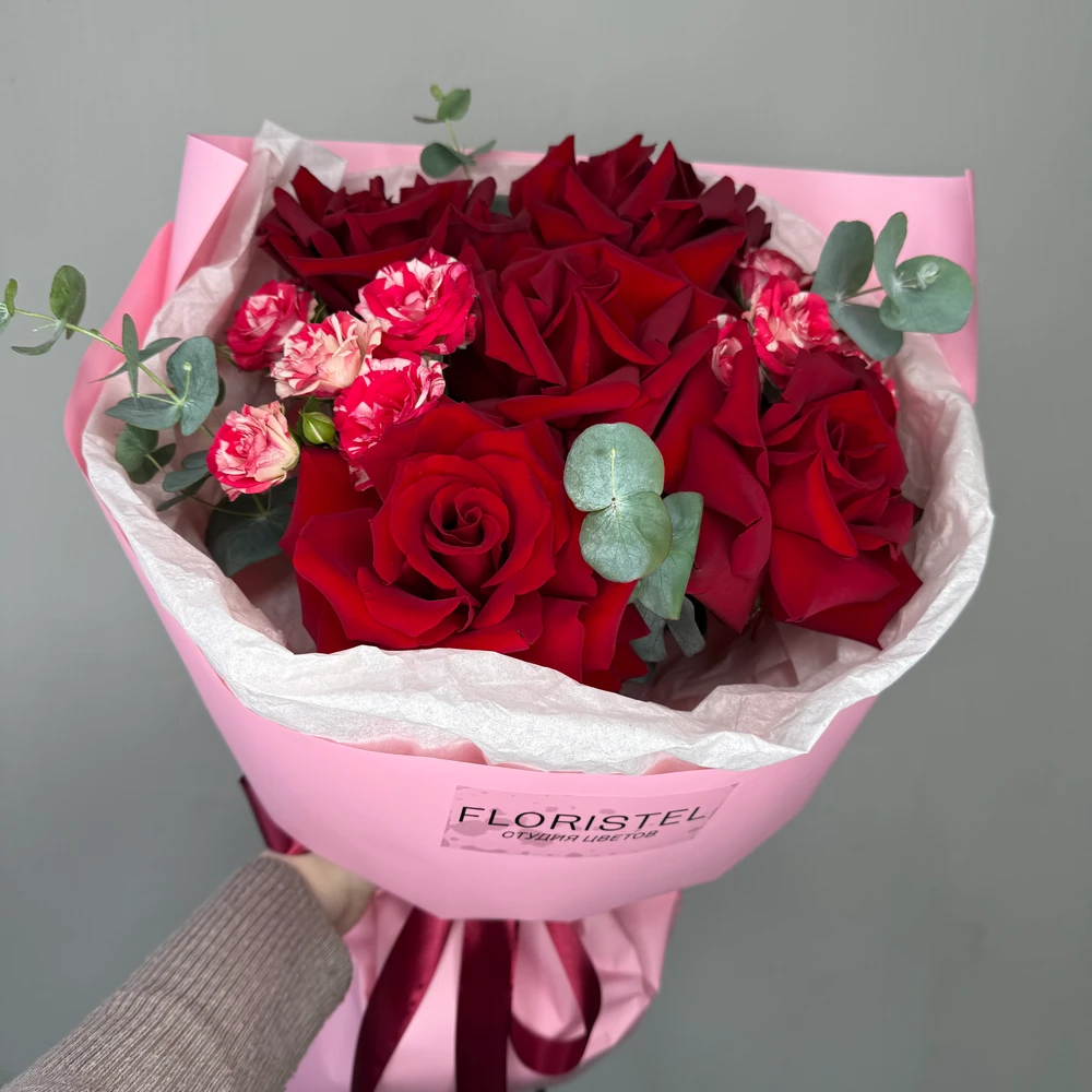 Букет из бордовых французских роз и кустовых роз