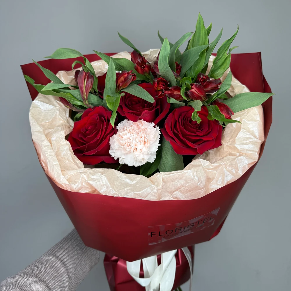 Букет из роз, альстромерий и диантусов