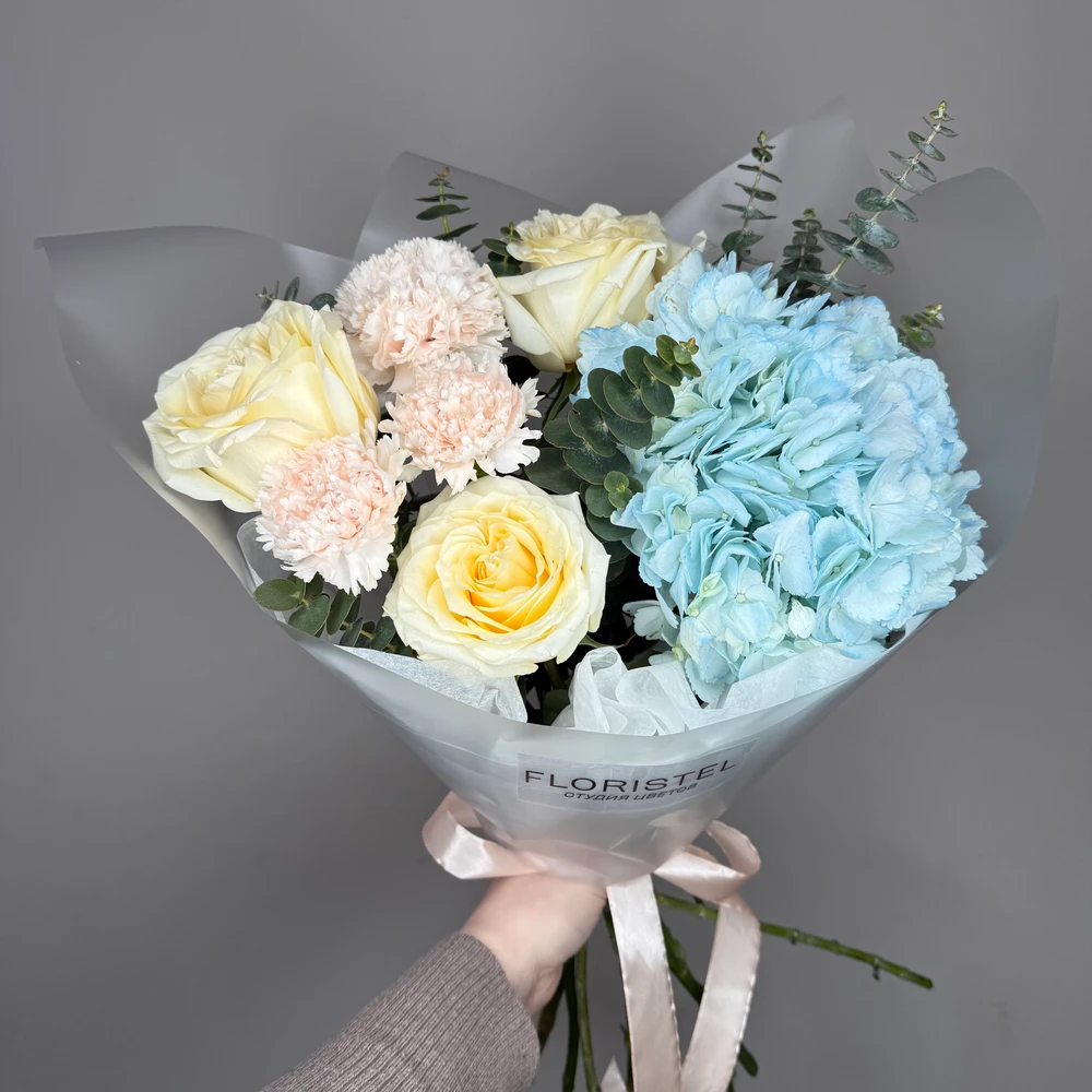 Букет из гортензии, роз, диантусов 