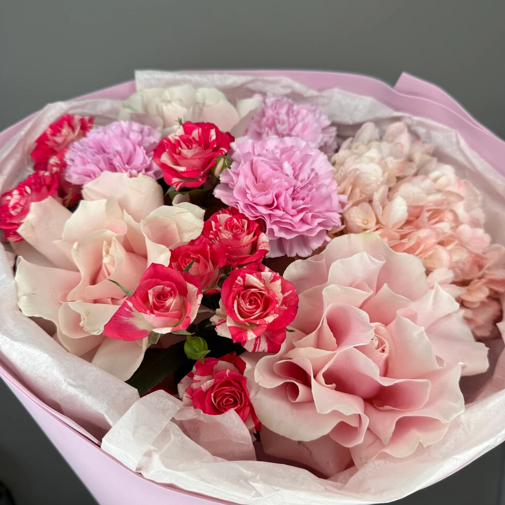 Букет из гортензии, французских роз, диантусов и кустовых роз