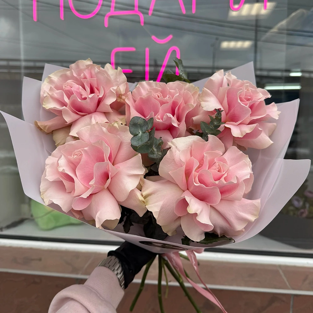 Букет из французских роз и эвкалипта