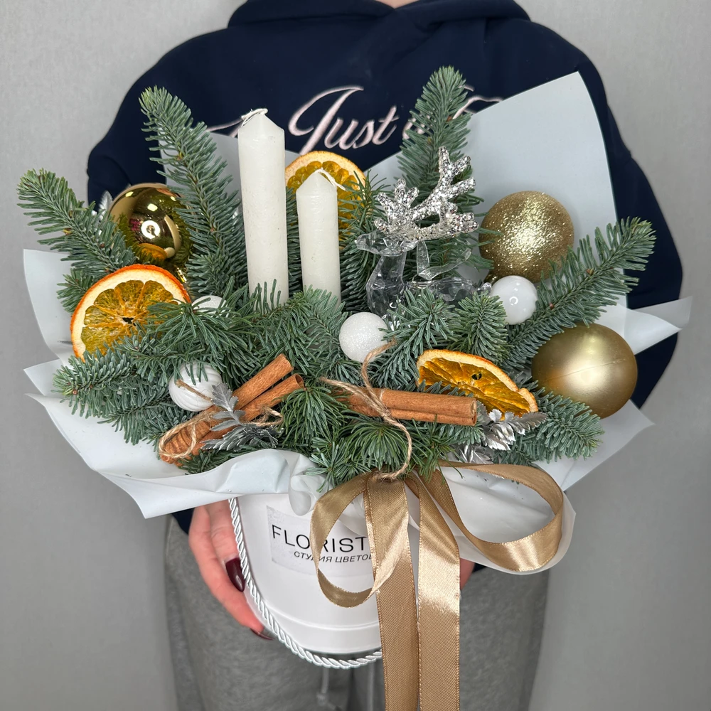 Композиция из нобилиса в шляпной коробке