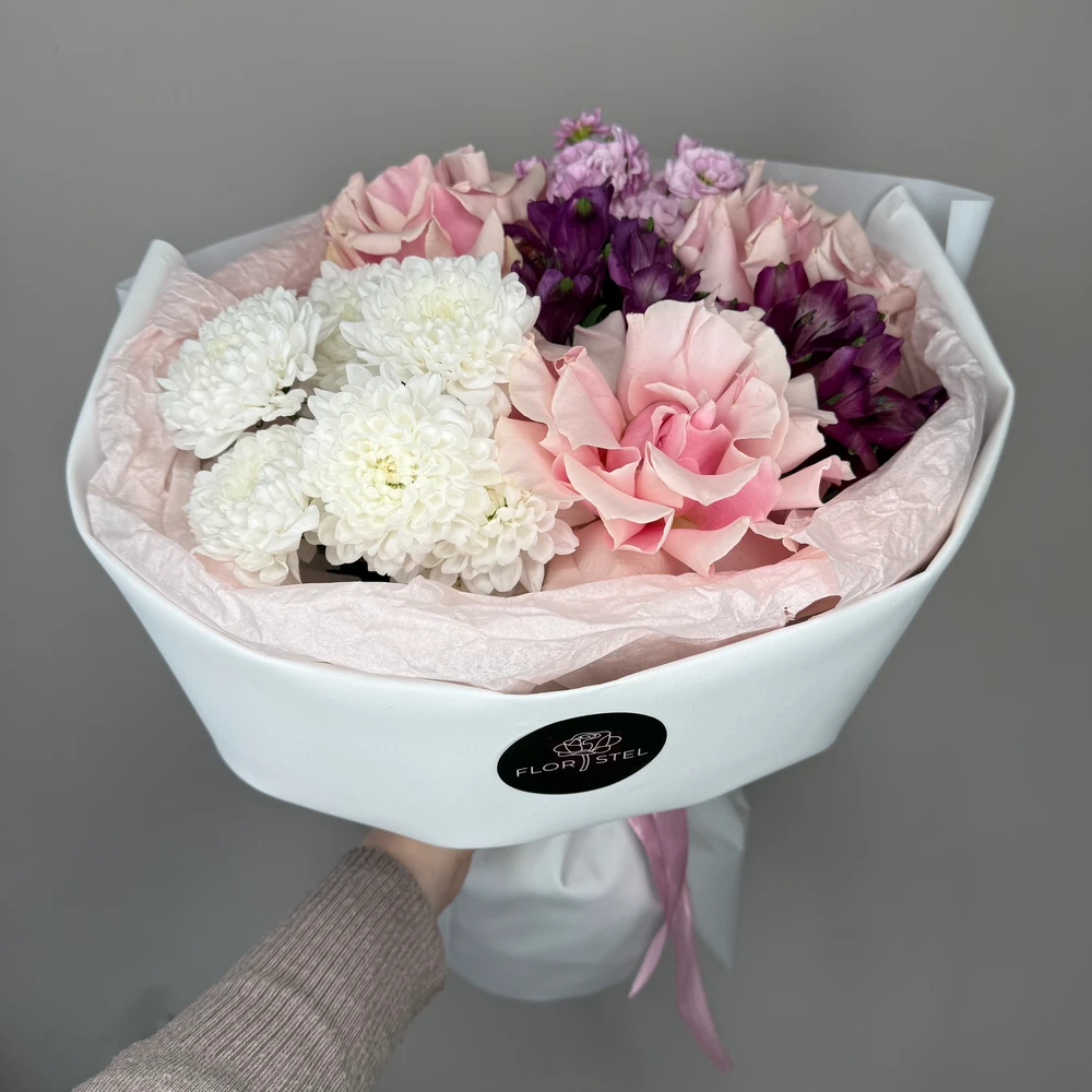 Букет из французских роз, маттиолы и альстромерий