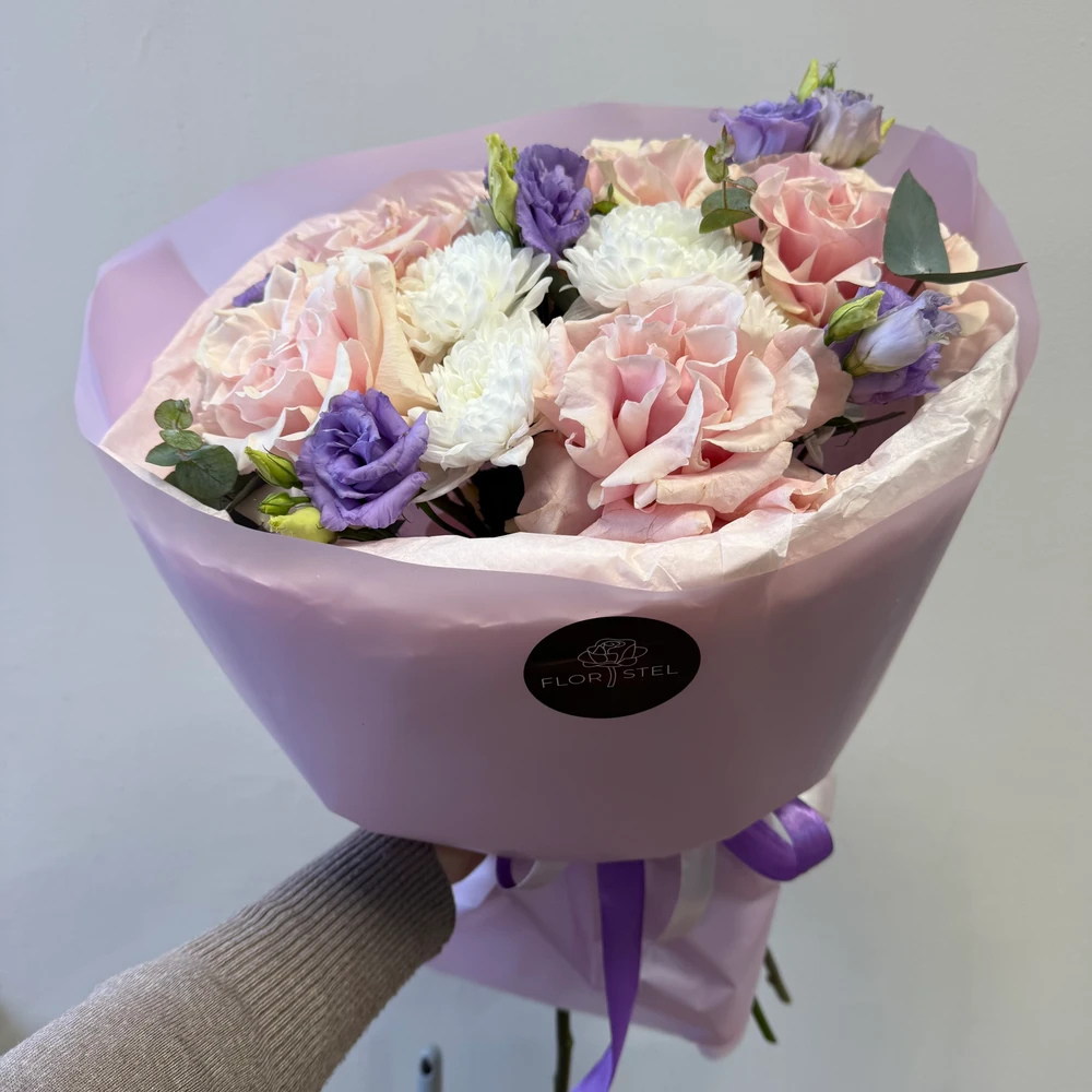 Букет из пионовидных роз и эустомы 