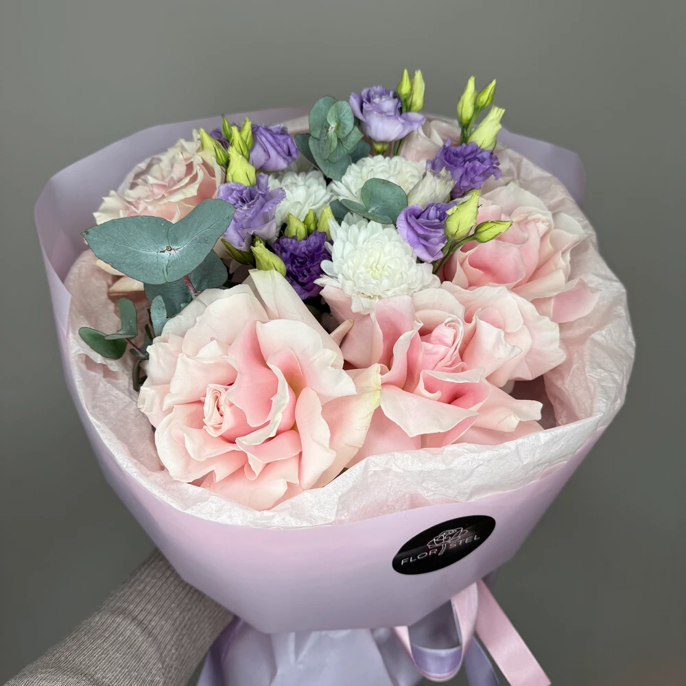 Букет из пионовидных роз и эустомы