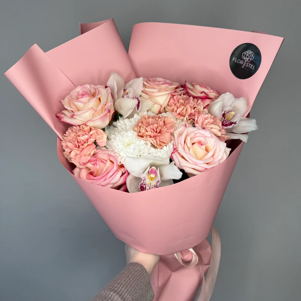 Букет из роз, орхидеи, диантусов и хризантемы