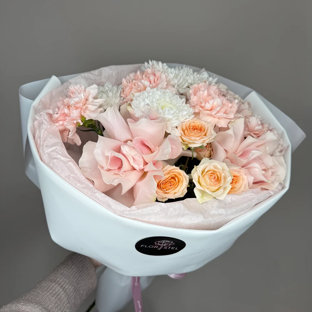 Букет из роз, диантусов, хризантемы