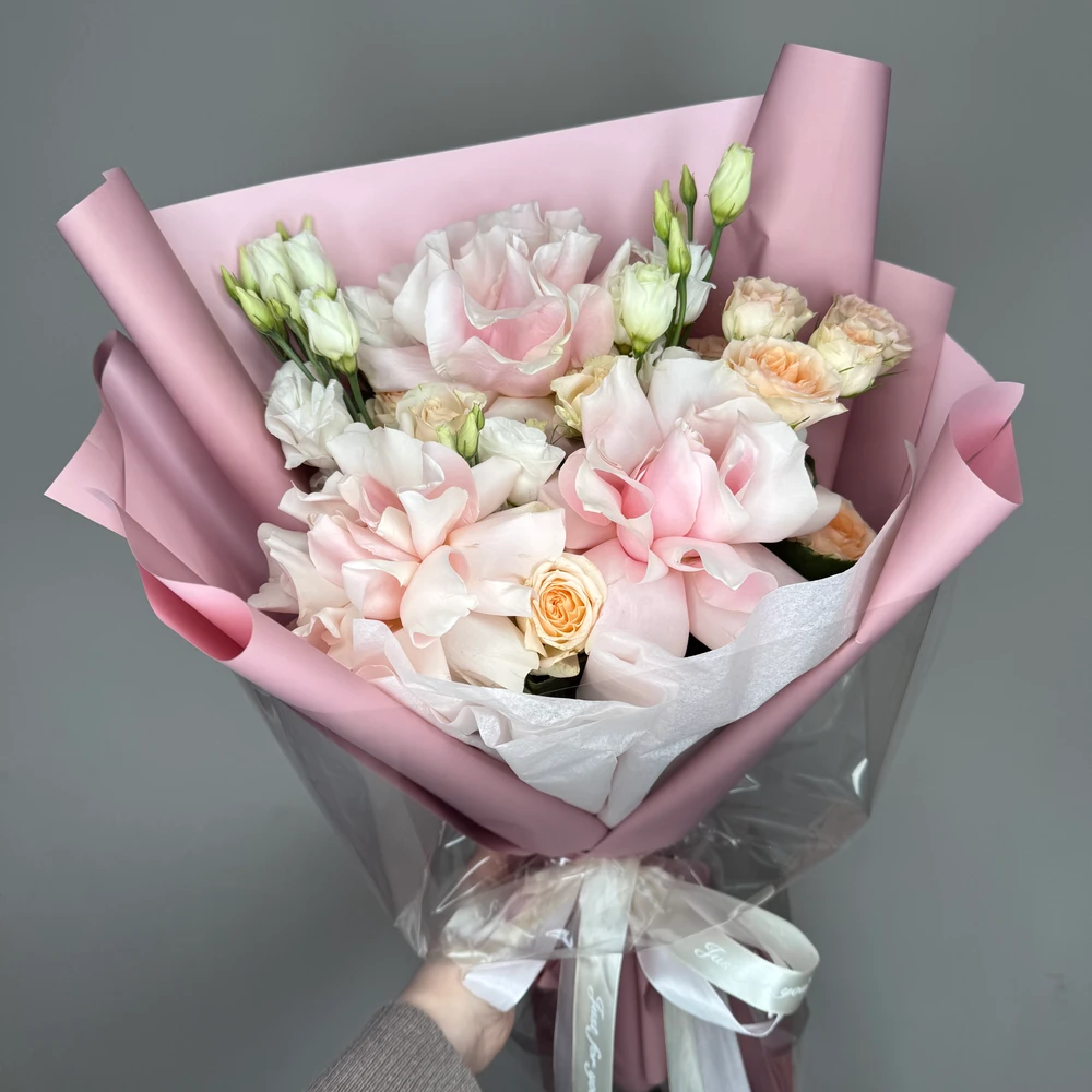 Букет из французских роз, эустомы и кустовых роз