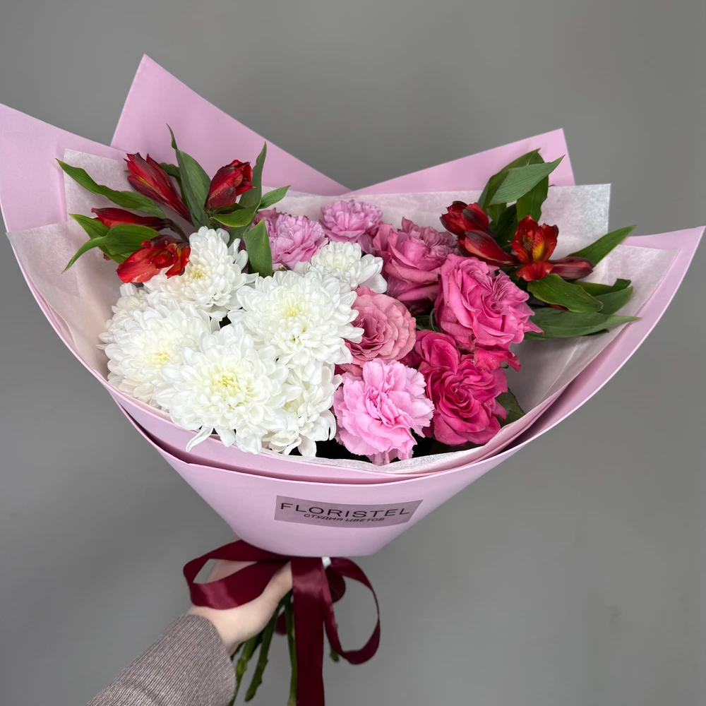 Букет из пионовидных роз, диантусов, альстромерии и хризантемы