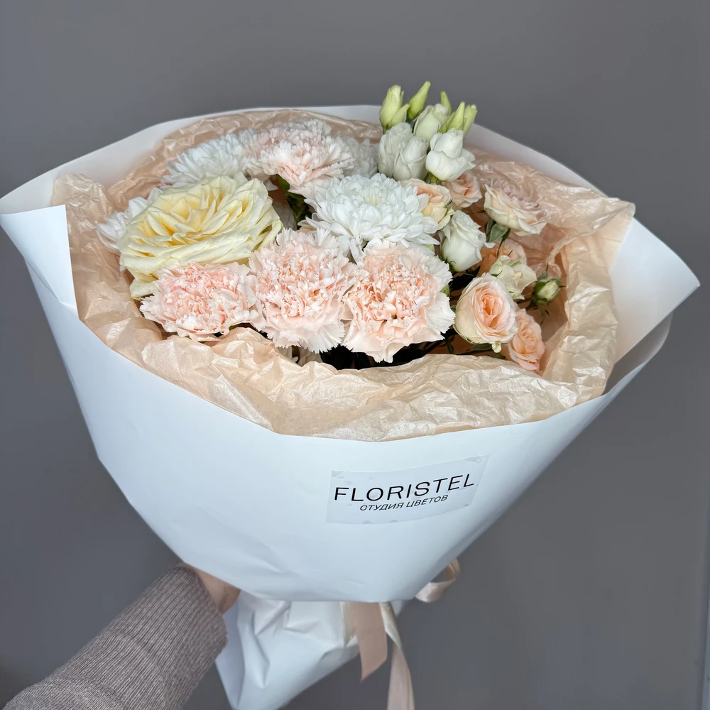 Букет из роз, диантусов, эустомы, хризантемы