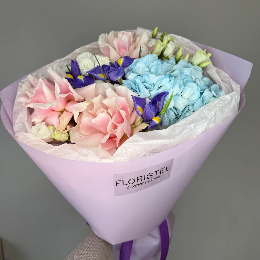 Букет из роз, гортензии, ирисов, эустомы