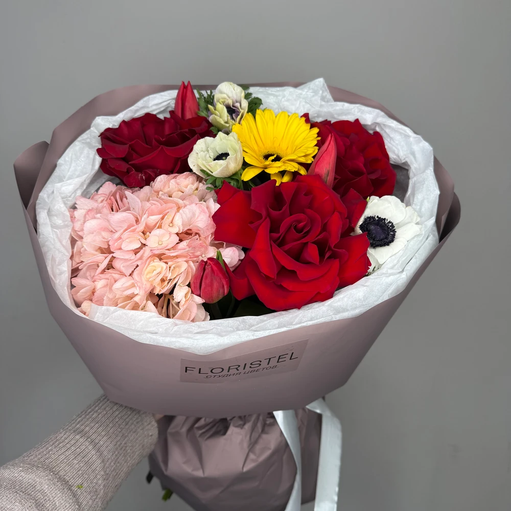 Букет из французских роз, гортензии, тюльпанов, анемонов