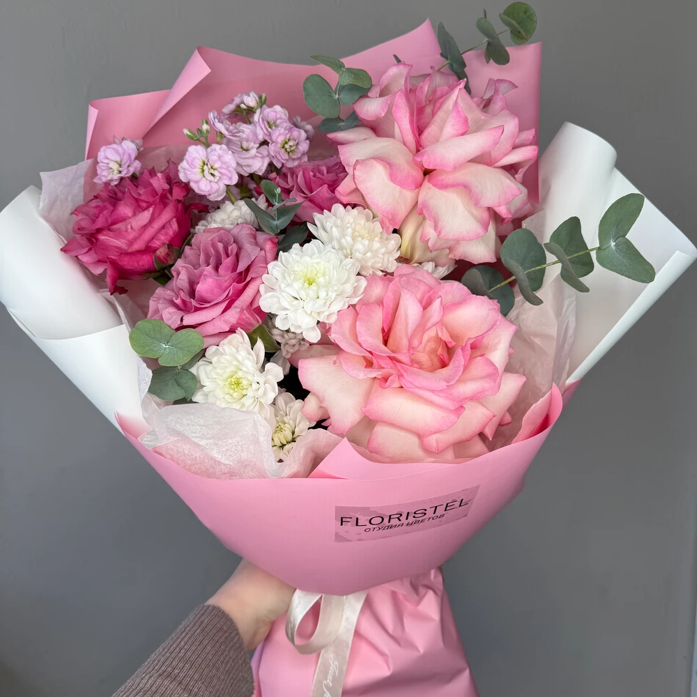 Букет из пионовидных роз, маттиолы и хризантемы