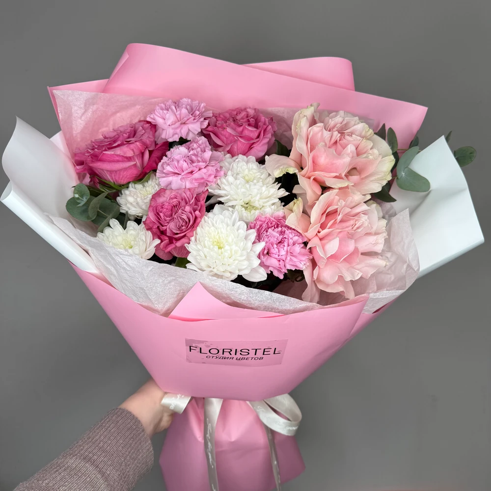 Букет из пионовидных роз, маттиолы и хризантемы