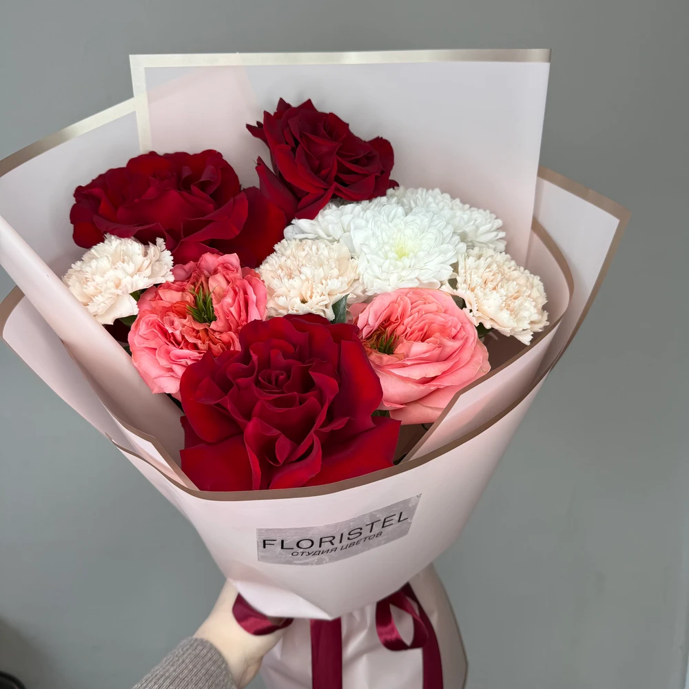 Букет из французских роз, пионовидных роз, хризантемы, диантусов