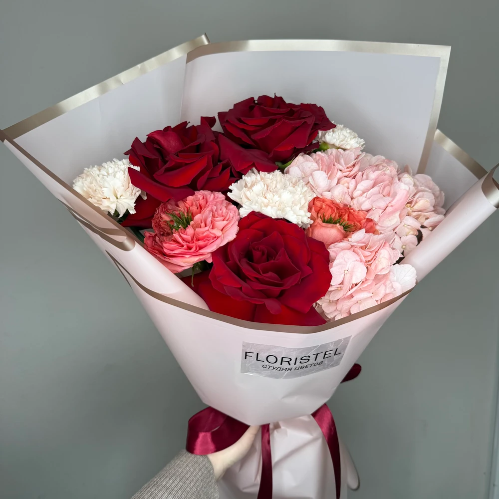 Букет из французских роз, пионовидных роз, гортензии, диантусов