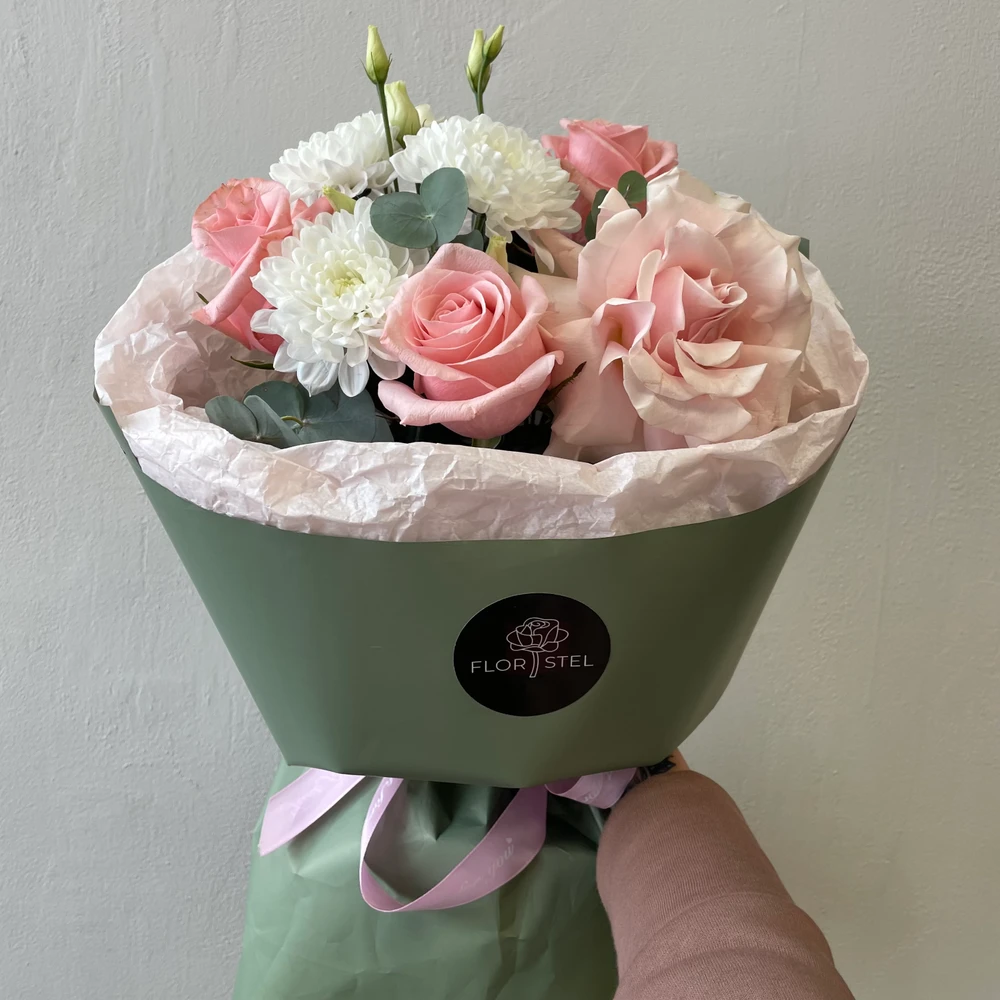 Букет из роз и хризантем с эвкалиптом