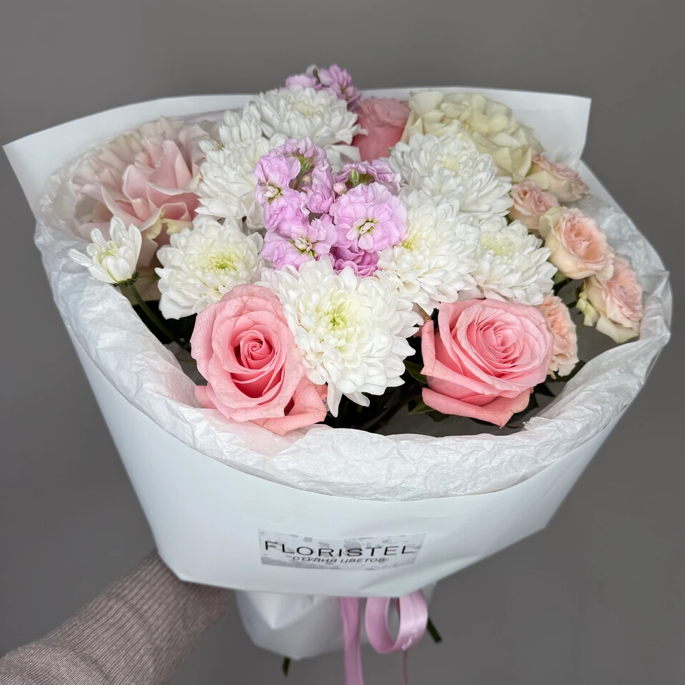 Букет из роз, хризантем и маттиолы