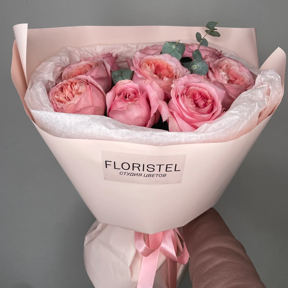 Букет из пионовидных роз с эвкалиптом 