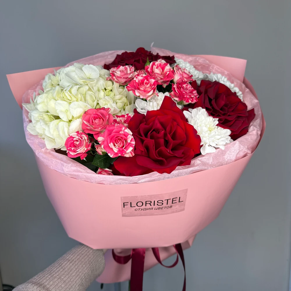 Букет из гортензии, французских роз, кустовых роз